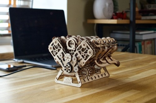 Silnik V8 Ugears drewniane puzzle 3D mechaniczny model do składania na prezent