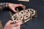 Składanie drewnianego modelu zegara mechanicznego Ugears puzzle 3D