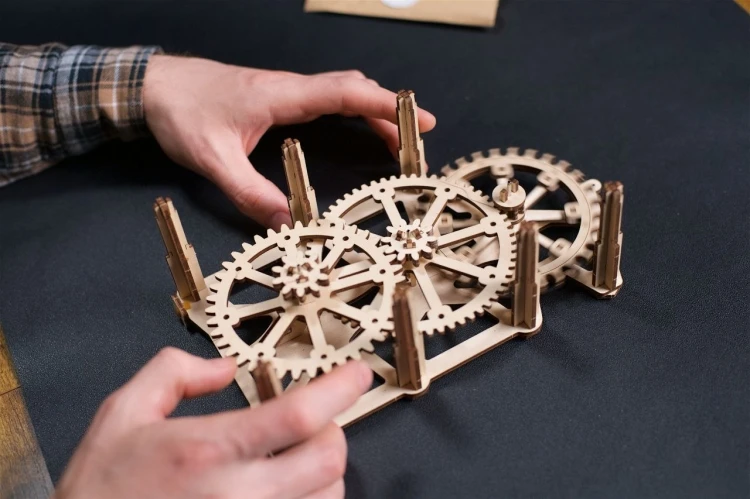 Składanie drewnianego modelu zegara mechanicznego Ugears puzzle 3D
