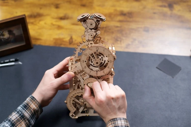 Montaż bez użycia kleju zegar mechaniczny Ugears drewniane modele 3D