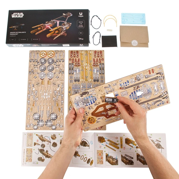 Drewniany model 3D Ścigacz Anakina Skywalkera Ugears z podświetleniem LED i pudełkiem