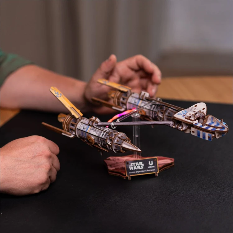 Ścigacz Anakina Podracer Star Wars na podstawce balansującej - drewniane puzzle 3D