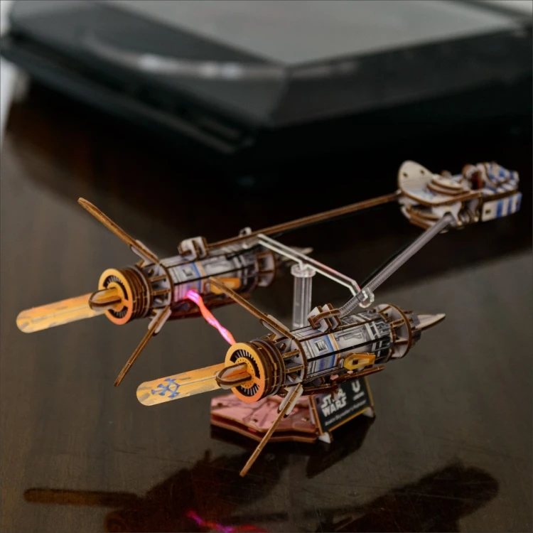 Ścigacz Anakina Podracer Star Wars na podstawce balansującej - drewniane puzzle 3D