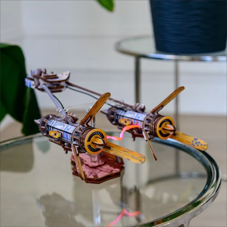 Ścigacz Anakina Podracer Star Wars na podstawce balansującej - drewniane puzzle 3D