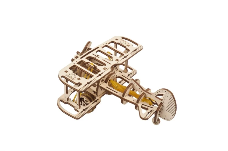 Drewniany dwupłatowiec z napędem gumowym jako ekologiczne puzzle 3D