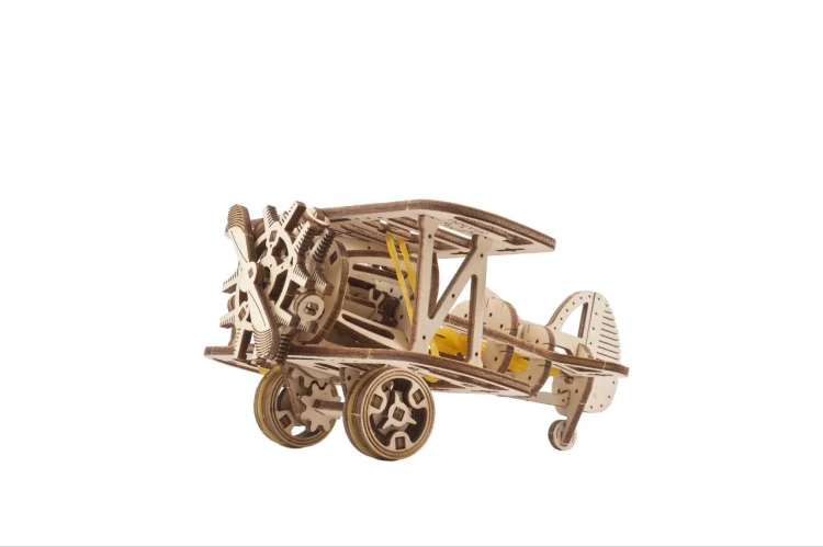 Detale mechanizmu i śmigło w drewnianym modelu samolotu Ugears