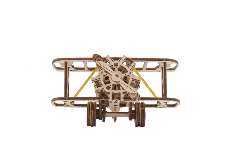 Drewniany dwupłatowiec z napędem gumowym jako ekologiczne puzzle 3D