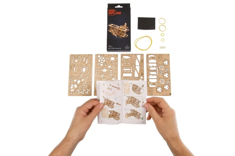 Detale mechanizmu i śmigło w drewnianym modelu samolotu Ugears