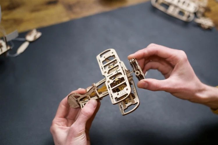 Detale mechanizmu i śmigło w drewnianym modelu samolotu Ugears
