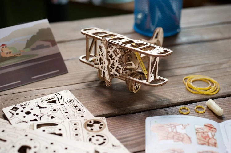 Złożony drewniany model samolotu Mini Biplane Ugears w stylu retro